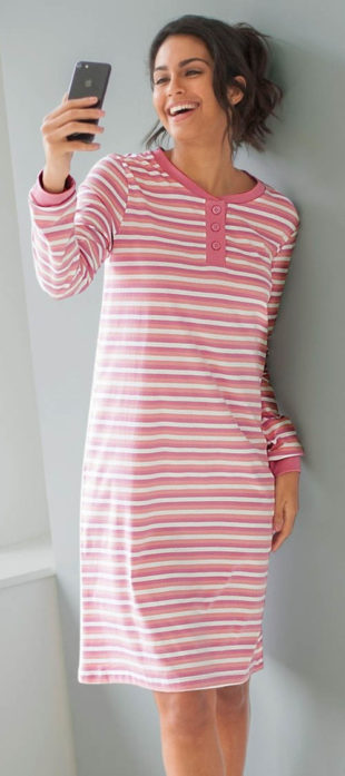 Růžovobílá pruhovaná noční košile z bavlny