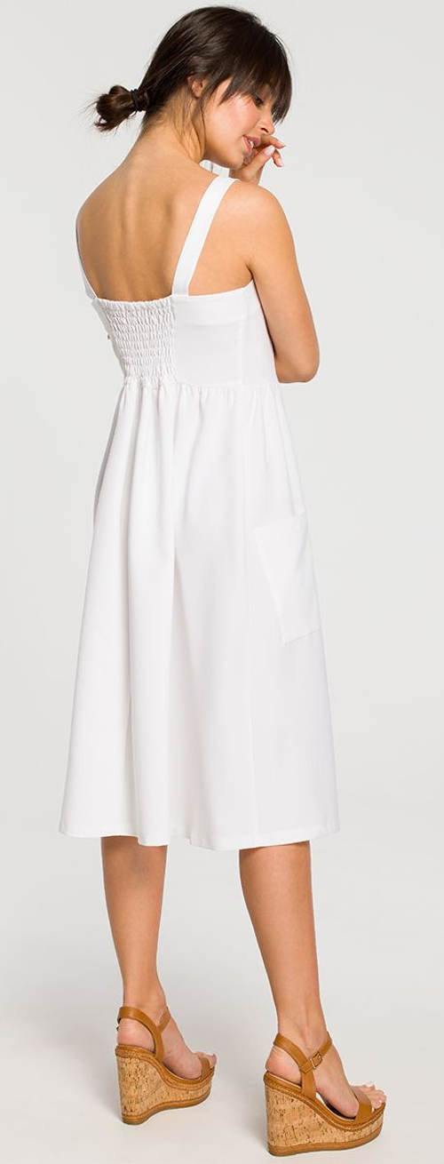 Jednobarevné bílé šaty na léto
