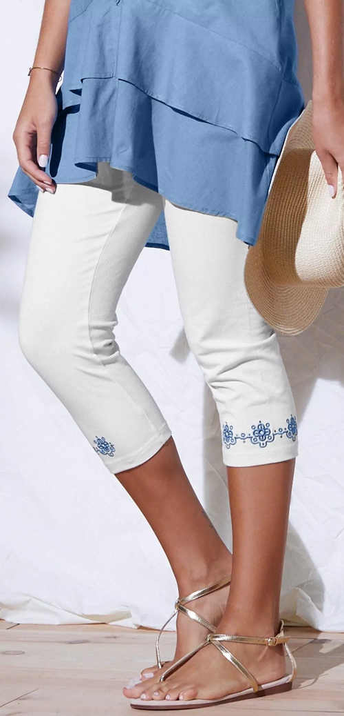 Bílé korzárské dámské kalhoty s výšivkou