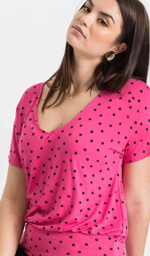 Růžové puntíkaté tričko s krátkým rukávem a výstřihem do V