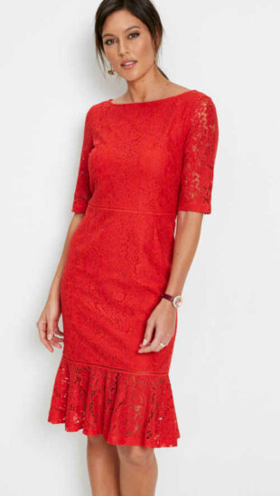Krajkové šaty v sytě červené barvě s vyšším volánovým lemem