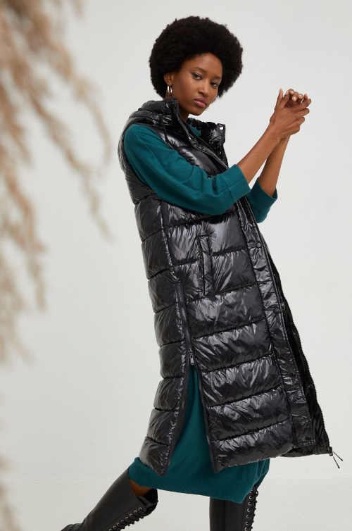 Hřejivá dlouhá vesta s kapucí v moderním prošívaném designu