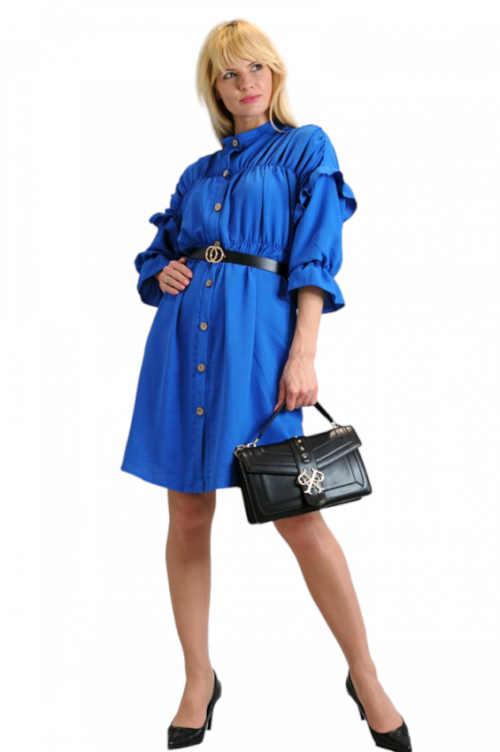 Modré šaty v délce nad kolena oživené decentním volánkem