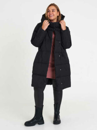 Prošívaná zimní bunda pro plnoštíhlé s kapucí a vysokým límcem