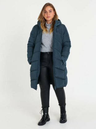 Prošívaná vatovaná XXL dámská zimní bunda v prodloužené délce s kapucí