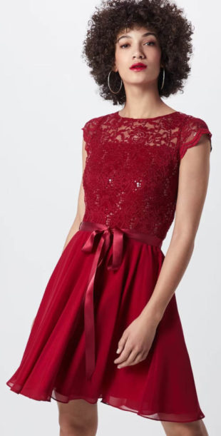 Rubínově červené společenské krajkové šaty pro svatební matky