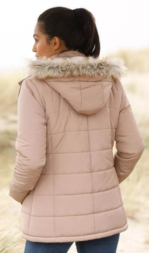 Béžová prošívanázimní bunda s kapucí a kožíškem