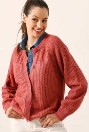 Červený pletený dámský svetr se zapínáním na velké knoflíky